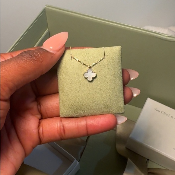 Van Cleef & Arpels Sweet Alhambra Necklace, Mother of Pearl Stone - Picture 2 of 4